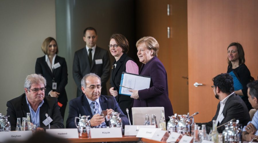 Bundeskanzlerin Angela Merkel (hinten M.) vor einem Gespräch mit Vertreterinnen und Vertretern von Migrantenorganisationen, im Bundeskanzleramt (hinten v.l. Annette Widmann-Mauz, Staatsministerin für Migration, Flüchtlinge und Integration; Ulrike Demmer, stellvertretende Sprecherin der Bundesregierung; vorne l. Anwar Hadeed, Geschäftsführer der Arbeitsgemeinschaft Migrantinnen, Migranten und Flüchtlinge in Niedersachsen e.V.).